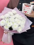 Букет белых хризантем с Rafaello