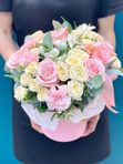 Розы с диантусами в коробке