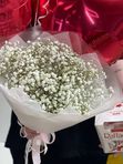 Букет гипсофил, шары сердца и конфеты Rafaello