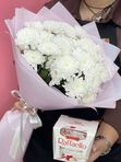 Букет белых хризантем с Rafaello