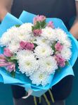 Букет хризантем с альстромерией