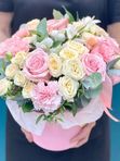 Розы с диантусами в коробке
