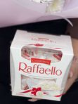 Букет белых хризантем с Rafaello