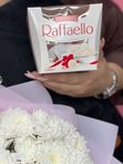 Букет белых хризантем с Rafaello