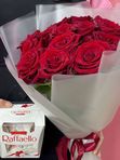 Букет роз с Rafaello