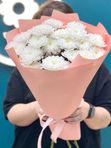 Букет из 5 белых хризантем с оформлением