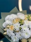 Букет хризантем с кустовыми розами
