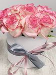 9 Pink roses in a box
