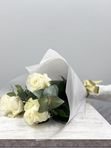 3 white roses