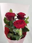 3 red roses