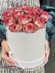 15 pink roses in a white box