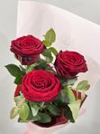 3 red roses