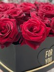 18 Red Roses in a black box