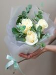 Букет-комплимент с розами и эвкалиптом №71