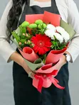 Букет-комплимент с герберой, хризантемой и гиперикумом  №25