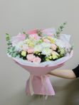 Букет  с кустовыми розами и гортензией «Цветение чувств»