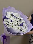 Букет с хризантемами и статицей «Искренняя улыбка»