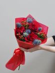 Букет-комплимент с гиперикумом и эрингиумом №80