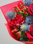 Букет-комплимент с гиперикумом и эрингиумом №80