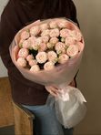 Букет из нежных кустовых роз в упаковке (от 5 шт)