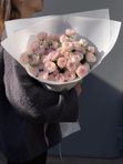 Букет из нежно-розовых кустовых роз в упаковке (от 5 шт)