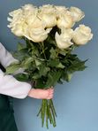 15 высоких белых роз