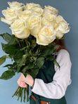 15 высоких белых роз