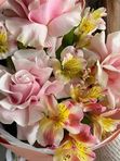 Авторский букет с французскими розами и альстромерией