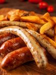 Две говяжьи сосиски с картофелем
