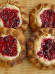 Калитка с творогом и брусникой