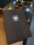 Ежедневник недат Герб А5 272 стр.линия черный/коричневый иск.кожа deVENTE