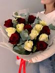 Букет с белыми и красными розами