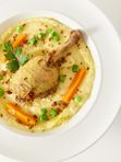 Картопляне крем-пюре з трюфельним маслом та курячою ніжкою