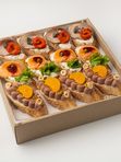 Большой сет брускетт с ростбифом, семгой и паштетом и печени цыпленка