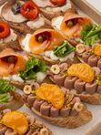 Большой сет брускетт с ростбифом, семгой и паштетом и печени цыпленка