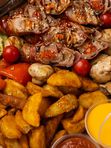 Бокс горячего приготовления на компанию с куриными шашлычками и рулетиками из свинины ( вес 1500 гр)
