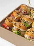Бокс мини-бейглов с ростбифом, креветками и цыплёнком
