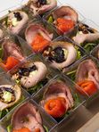 Бокс с салатом с уткой, вяленой свеклой и салатом с ростбифом, запеченным перцем