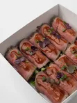 Рулетики из ростбифа со свежими овощами