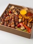 Бокс горячего приготовления на компанию с куриными шашлычками и рулетиками из свинины ( вес 1500 гр)