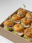 Бокс мини-бейглов с цыпленком и сыром пармезан