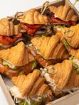 Сет мини-круассанов с ростбифом, семгой и цыпленком