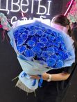 Букет из 15 синих хризантем в голубой матовой бумаге