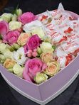 Композиция из розовых и кремовых роз в форме сердца с конфетами раффаэлло