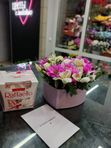 Композиция из хризантем с альстромерией, открыткой и коробочкой конфет (комбо набор из трех позиций )