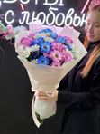 Букет из синих, розовых и белых хризантем в светлой матовой бумаге