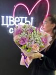 Сборный букет из пионовидных роз , орхидей, нежных диантусов и зеленью в нежной матовой упаковке