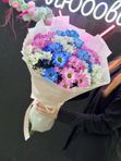 Букет из синих, розовых и белых хризантем в светлой матовой бумаге