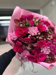 Букет из ярко-малиновых роз и розовых гвоздик в дизайнерском оформлении