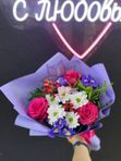 Букет из малиновых роз, синих ирисов и хризантем с добавлением гиперикума   в лавандовом оформлении